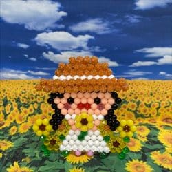 Ragazza in campo di girasoli